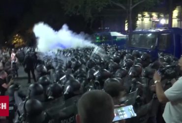 Депутат зі зламаним носом і підбитим оком: у Грузії жорстоко розганяли протест