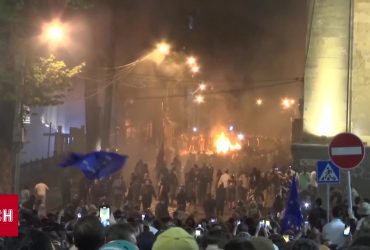 Розлючена Грузія протестує проти влади: силовики вже нападають на журналістів