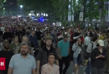 На протестах у Грузії помітили "тітушок", які били активістів