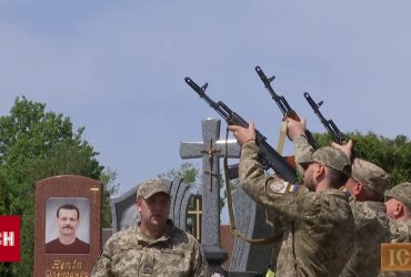 Загинули під час авіаудару: у Чернівцях вперше в Україні бійців поховали у братській могилі