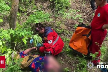 Шукала гриби - і впала в яр: жінка три доби просиділа в лісі без води і їжі