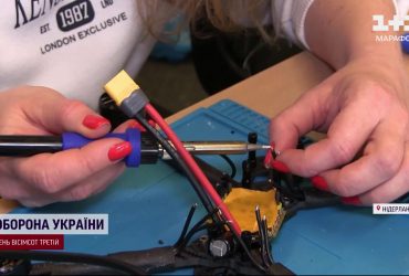 Шість годин кропіткої роботи: у Нідерландах воїни на реабілітації збирають БПЛА для ЗСУ