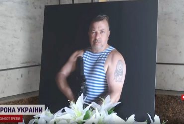 Його проводжає чи не увесь фронт: на Майдані прощаються з відомим волонтером і воїном