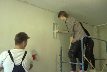 На Харківщині студенти з різних міст об’єдналися, аби допомогти людям відбудувати свої оселі