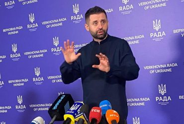 Закон о зэках: Арахамия рассказал, скольких могут мобилизовать