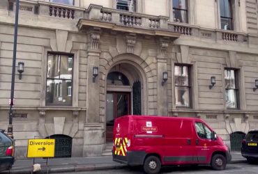 Два століття дискримінації жінок: британський чоловічий клуб після скандалу таки змінив правила