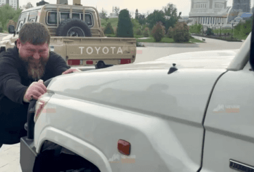 Кряхтів і пихтів: у Кадирова опублікували кадри, на яких він нібито тягне позашляховик (відео)