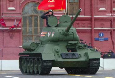 На парад в Москве приехал только Т-34: пресса и соцсети высмеяли трухлявое величие России