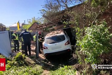 Машина в'їхала просто у будинок