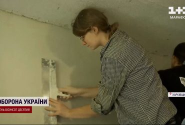 Замуровывают танковые попадания в стенах: студенты помогают людям восстанавливать дома