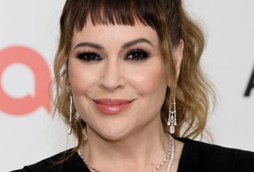 Известная американская актриса удалила грудные импланты: Никогда не было мной