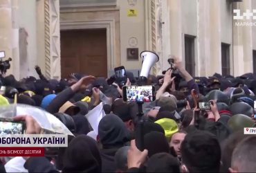 Грузия согласовала закон об иноагентах за 67 секунд, а под парламентом силовики разгоняли протест