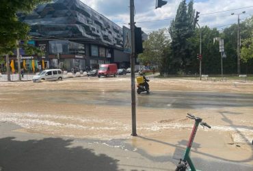 В Киеве прорвало трубопровод: движение транспорта остановлено (видео)