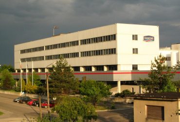 Відомий французький виробник молочної продукції продав свій бізнес у Росії