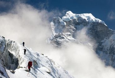 Сильний снігопад зупинив туризм на Евересті