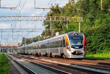 Укрзалізниця вперше за п’ять років підняла вартість популярної послуги у потягах