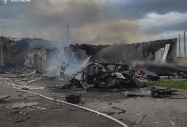 РФ ударила ракетой по автомойке на Николаевщине: убиты и ранены люди (видео)