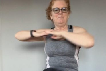 Фітнес-експерт показала просту 10-хвилинну вправу, щоб спалити жир на животі (відео)