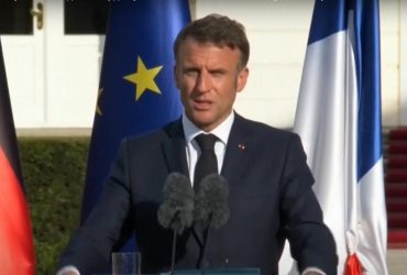 Європа не веде війну проти Росії: Макрон виступив з палкою промовою в Німеччині