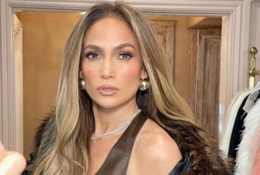 56-летняя Джей Ло показала себя без макияжа (видео)