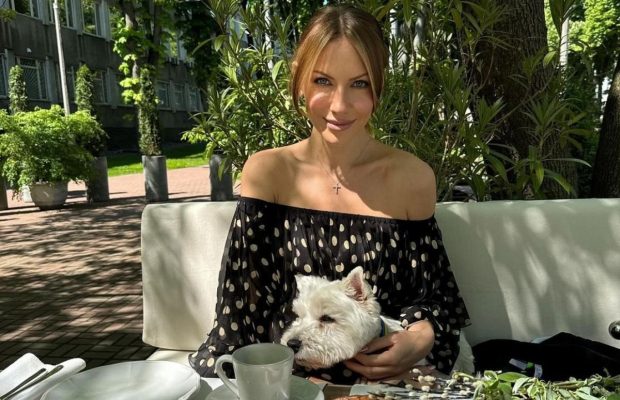 Леся Никитюк поделилась редкими фото с родителями и показала, как готовилась к Пасхе