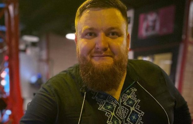 "Я не считал, что это ненормально": юморист Владимир Жогло рассказал о буллинге из-за веса