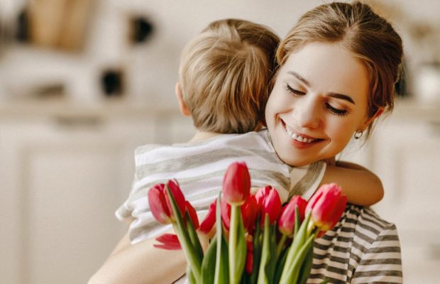 З Днем матері 2024: зворушливі побажання та листівки для найдорожчої людини