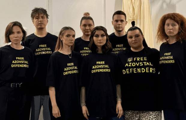 Украинская делегация появилась на финале Евровидения в футболках "Free Azovstal"