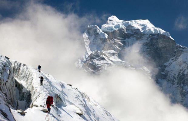 Сильный снегопад остановил туризм на Эвересте