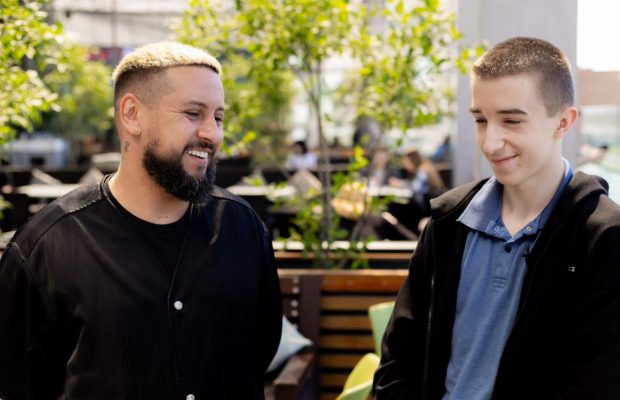 1+1 media та співак MONATIK здійснили мрію хлопця, тато та дідусь якого загинули під час окупації Маріуполя