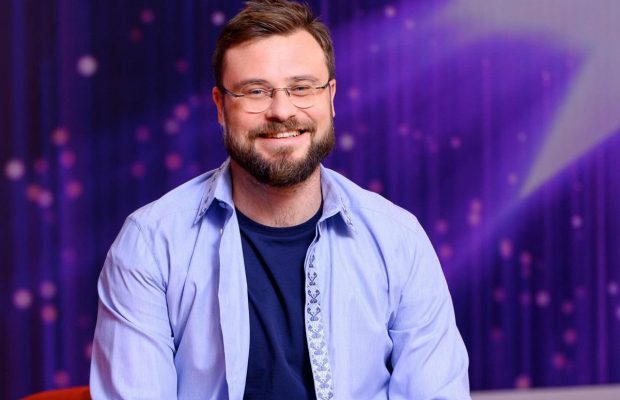 Ведучий "1+1 Україна" раптово показався на милицях: що сталося (фото)