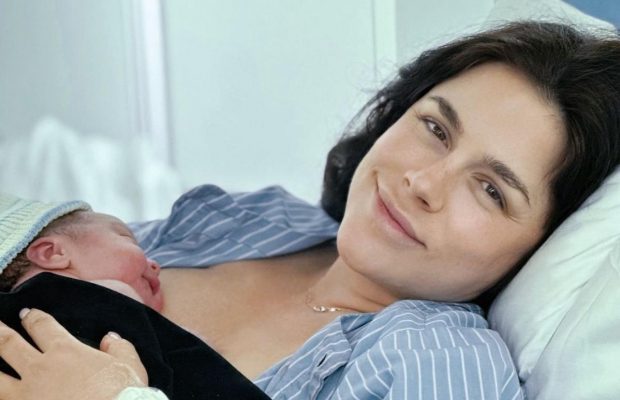 Ведуча "Танців з зірками", яка вперше стала мамою, показала фото з коханим у пологовому