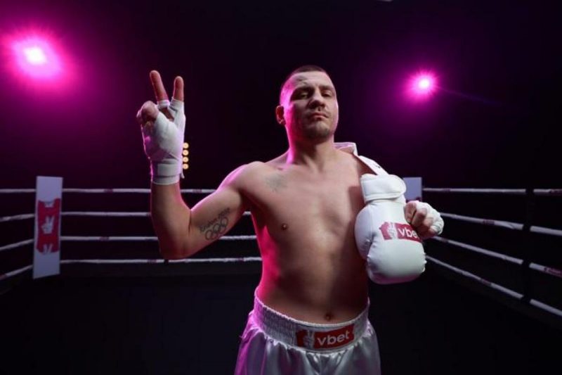 Берінчик, який став чемпіоном світу з боксу у легкій вазі, провів 19 поєдинків без жодної поразки Берінчик, який став чемпіоном світу з боксу у легкій вазі, провів 19 поєдинків без жодної поразки