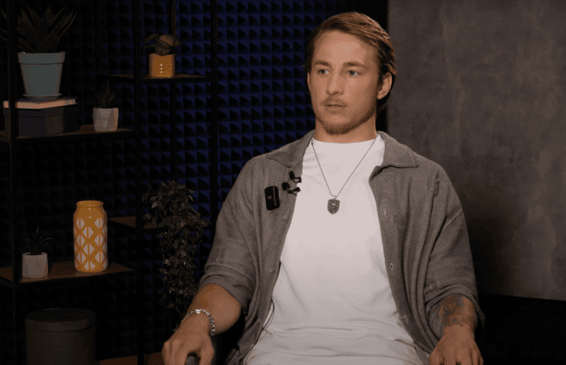 Александр рассказал, что поцелуи дают ему почувствовать связь / Скриншот из интервью Александр рассказал, что поцелуи дают ему почувствовать связь / Скриншот из интервью