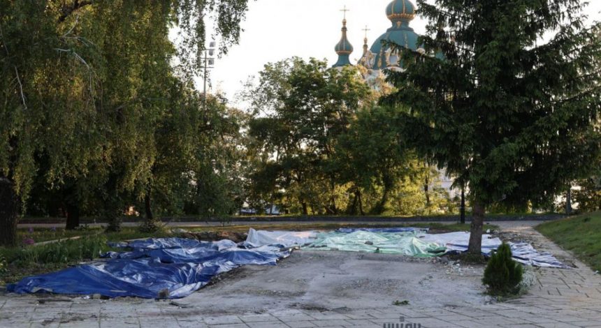 В Киеве снесли незаконный "храм-МАФ" Московского патриархата (фото, видео)