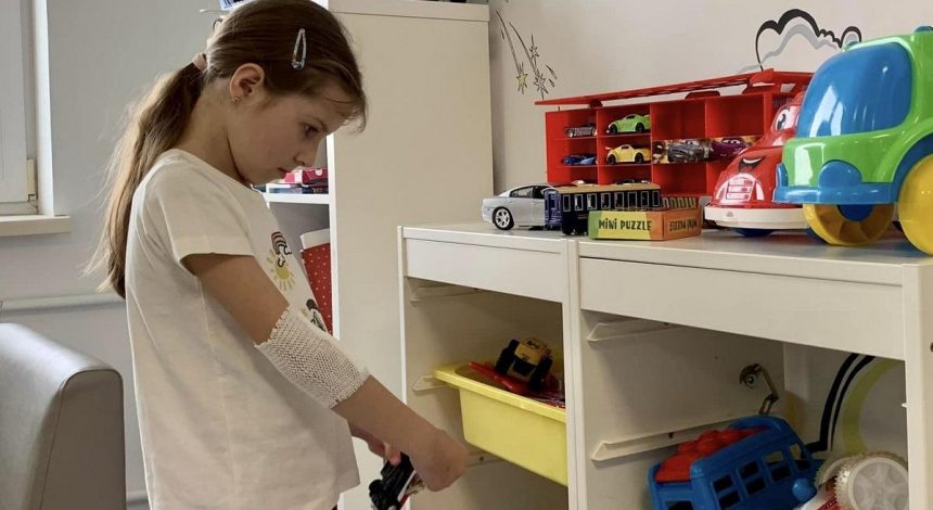 Львовские хирурги вернули 8-летней девочке способность нормально есть (фото)
