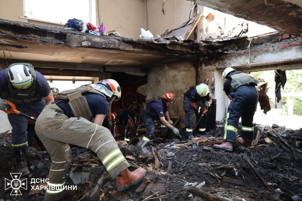 Під завалами будинку у Харкові знайшли тіла загиблих / фото ДСНС Під завалами будинку у Харкові знайшли тіла загиблих / фото ДСНС