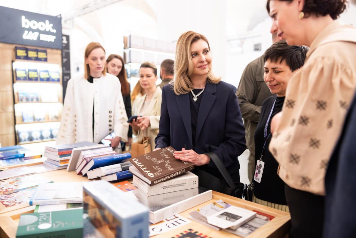 Елена Зеленская появилась на выставке в темном костюме с черной сумкой / Скриншот Telegram Елена Зеленская появилась на выставке в темном костюме с черной сумкой / Скриншот Telegram