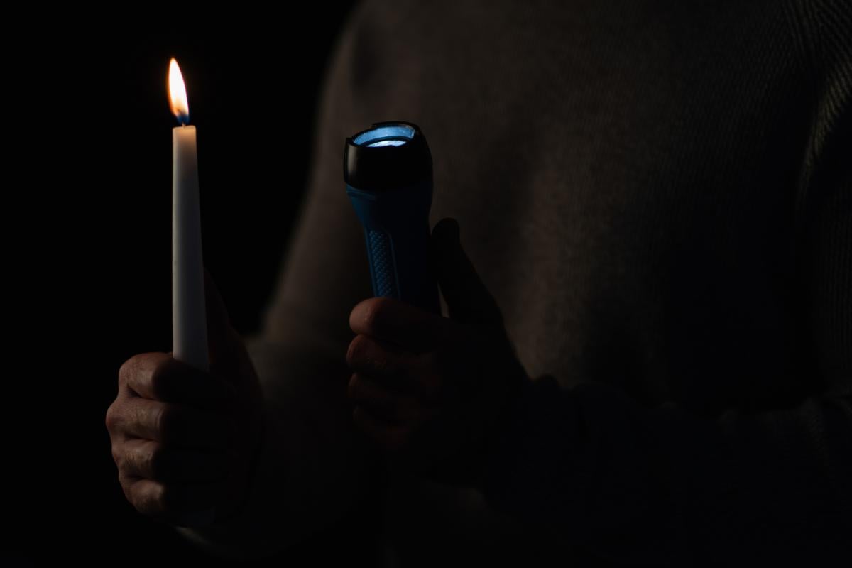 В Україні у п'ятницю будуть відключати світло: кому доведеться сидіти у темряві В Україні у п'ятницю будуть відключати світло: кому доведеться сидіти у темряві