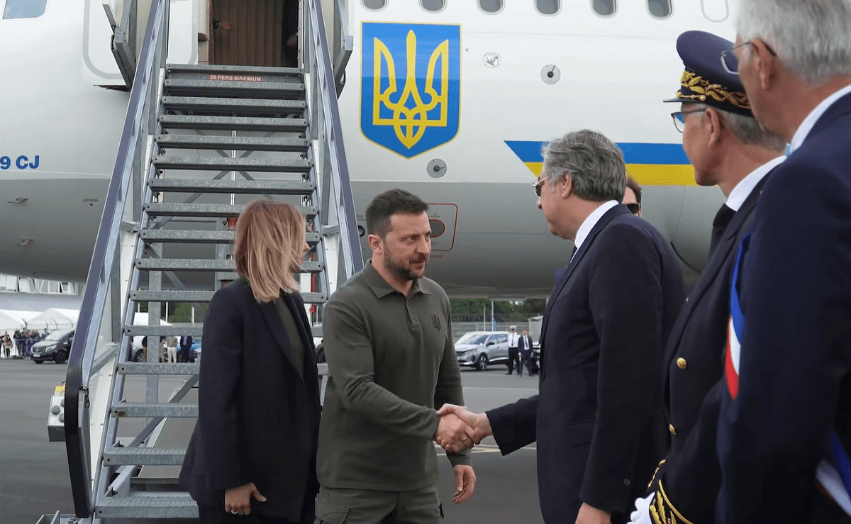 Зеленський з дружиною прибув у Францію / скриншот з відео Зеленський з дружиною прибув у Францію / скриншот з відео
