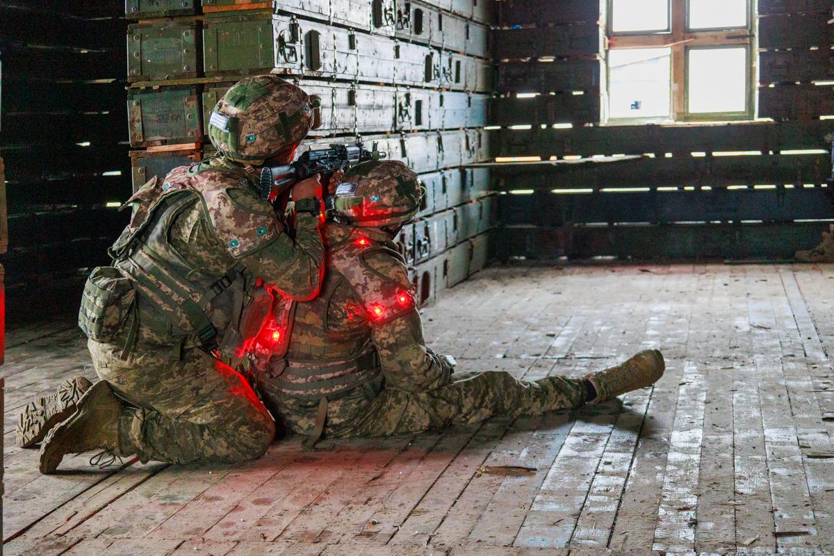 Червоні датчики свідчать про те, що бійця було «вбито» / фото Skiftech Червоні датчики свідчать про те, що бійця було «вбито» / фото Skiftech