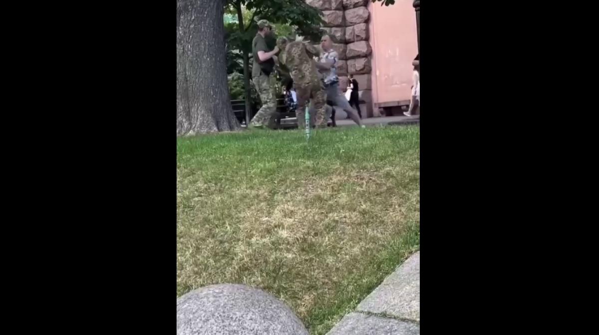 Невідомий чоловік вдарив в обличчя військовослужбовця / скриншот Невідомий чоловік вдарив в обличчя військовослужбовця / скриншот