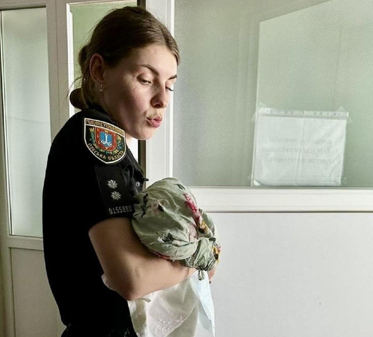 Жінка народила дитину просто на вулиці / фото Нацполіція Одеської області Жінка народила дитину просто на вулиці / фото Нацполіція Одеської області