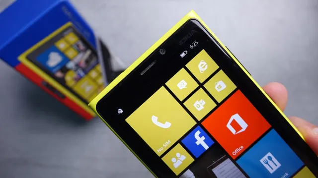 HMD випустить аналог знаменитого смартфона Nokia Lumia 920 / фото з ютубу HMD випустить аналог знаменитого смартфона Nokia Lumia 920 / фото з ютубу