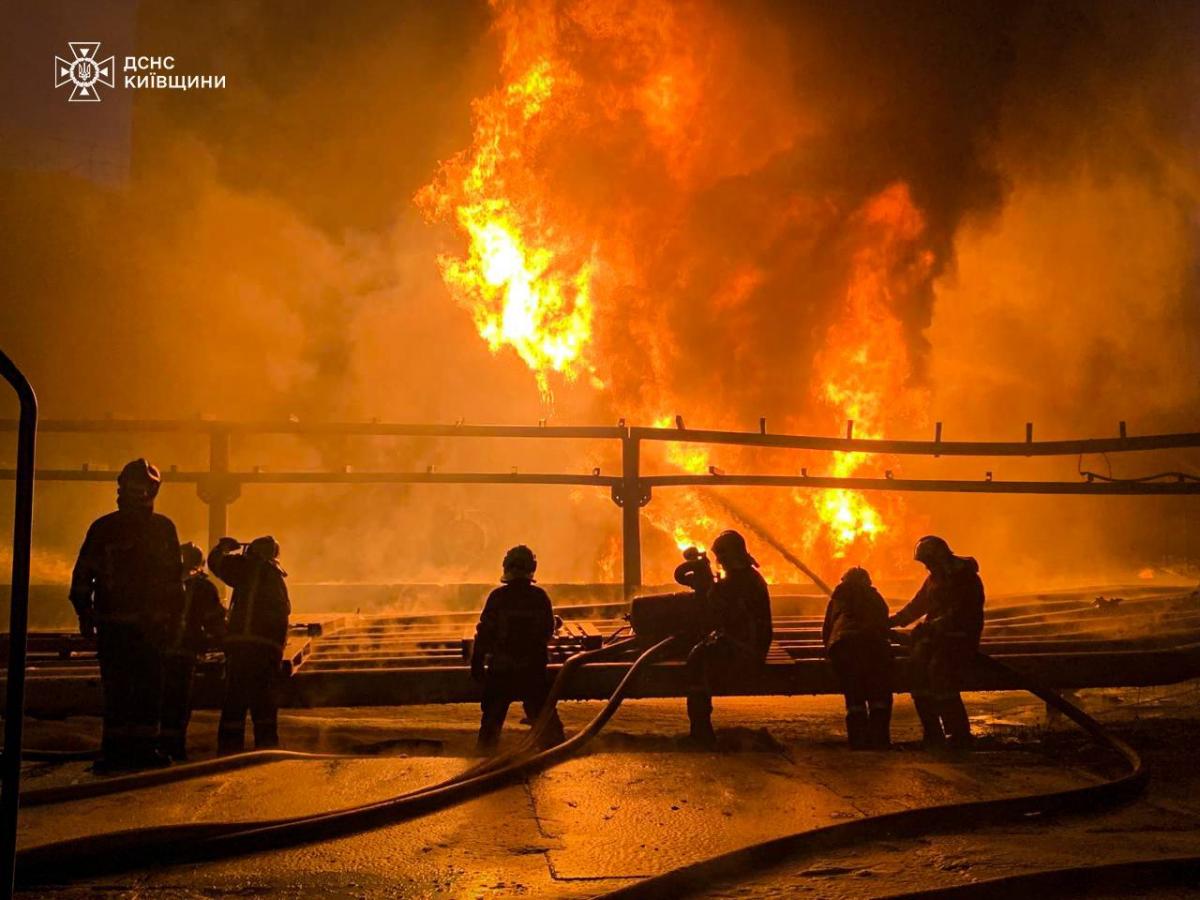 На Київщині з 7-ї ранку триває гасіння пожежі після російського обстрілу / фото ДСНС Київщини На Київщині з 7-ї ранку триває гасіння пожежі після російського обстрілу / фото ДСНС Київщини