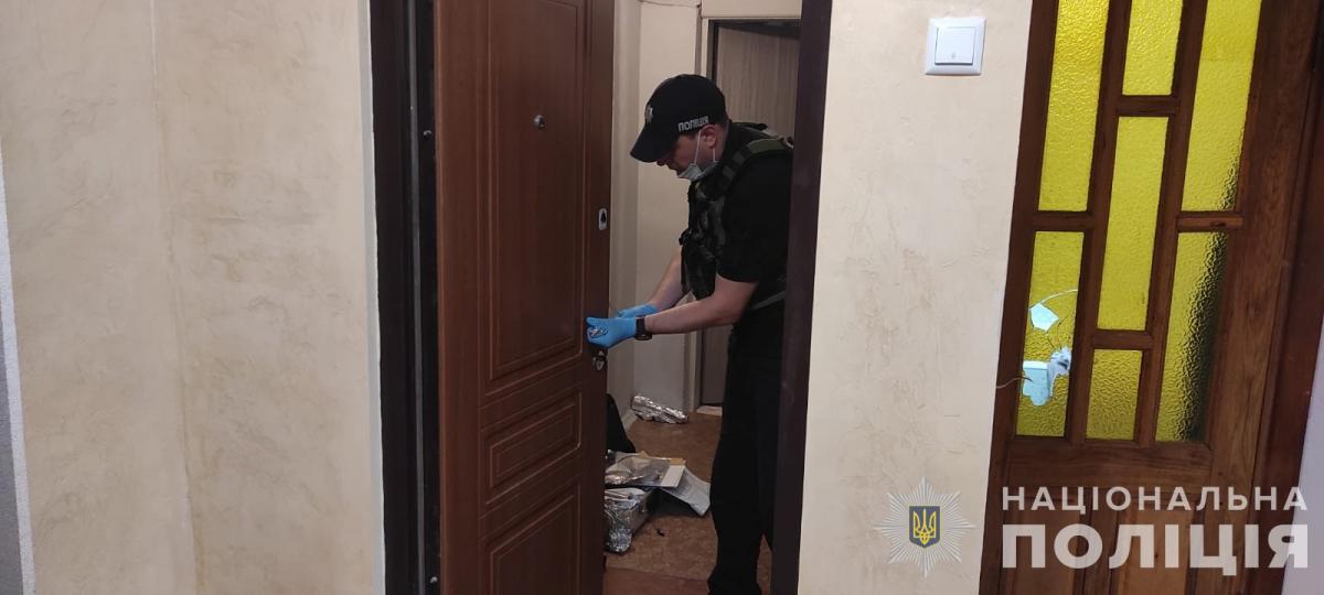 Знаряддя злочину – пістолет, гільзи та інші речові докази – вилучені / фото Нацполіція Знаряддя злочину – пістолет, гільзи та інші речові докази – вилучені / фото Нацполіція