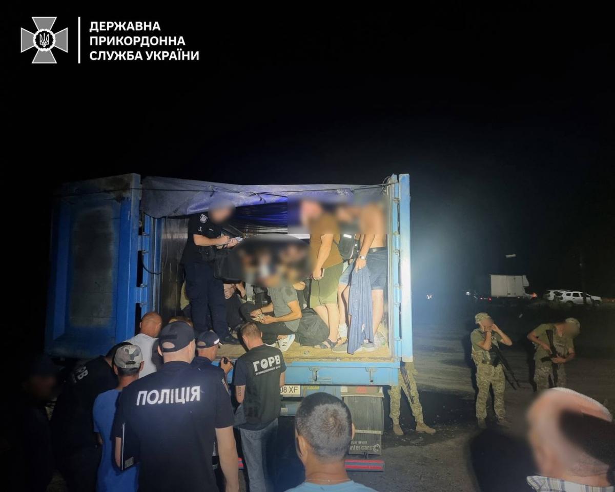 Прикордонники виявили фуру з ухилянтами / ДПСУ Прикордонники виявили фуру з ухилянтами / ДПСУ
