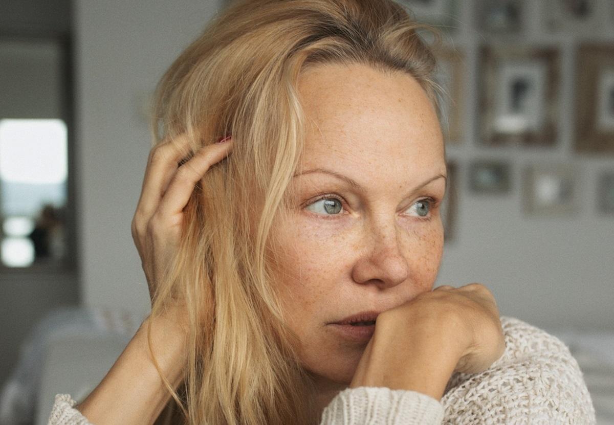 56-летняя Памела Андерсон восхитила 'честным' фото без макияжа (фото) 56-летняя Памела Андерсон восхитила 'честным' фото без макияжа (фото)