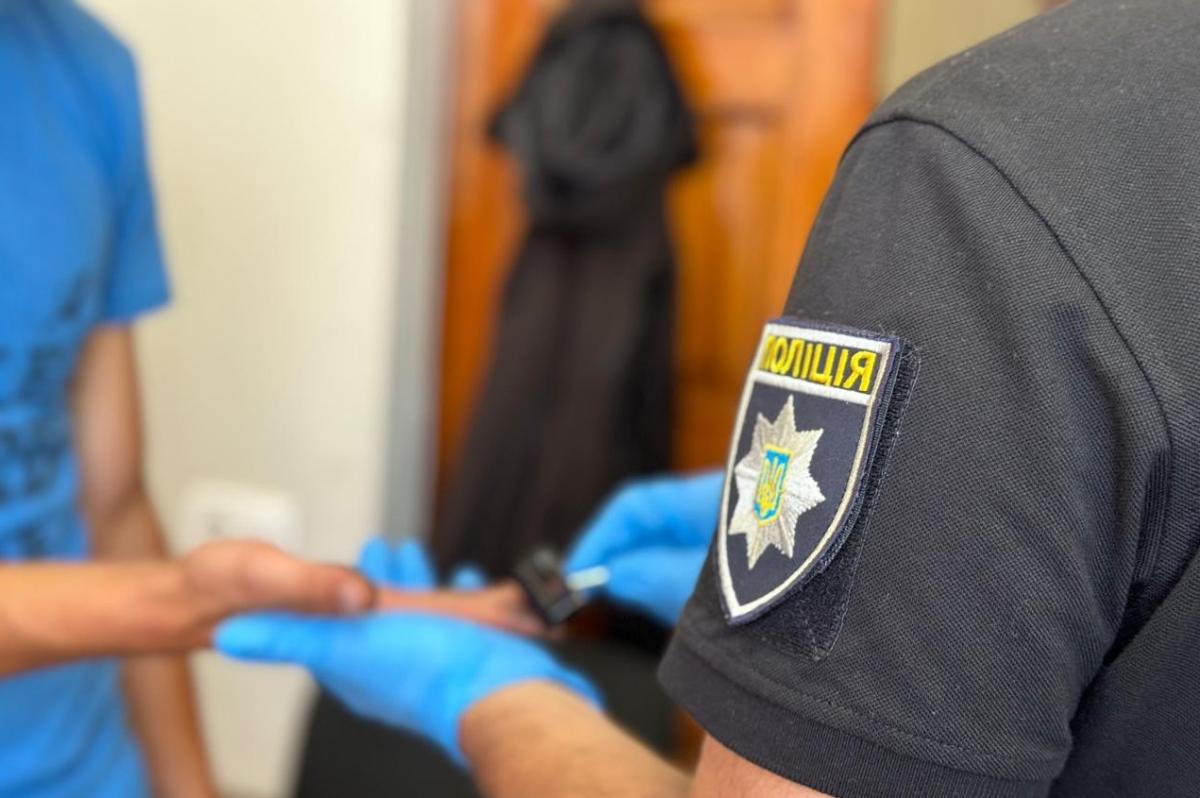 Юнак викинув вкрадені речі та зізнався в усьому поліції / фото Нацполіції Юнак викинув вкрадені речі та зізнався в усьому поліції / фото Нацполіції
