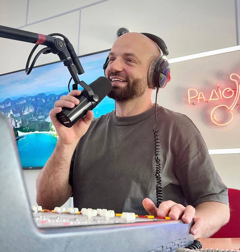 Слава на радіо / фото інсаграм Слави Дьоміна Слава на радіо / фото інсаграм Слави Дьоміна